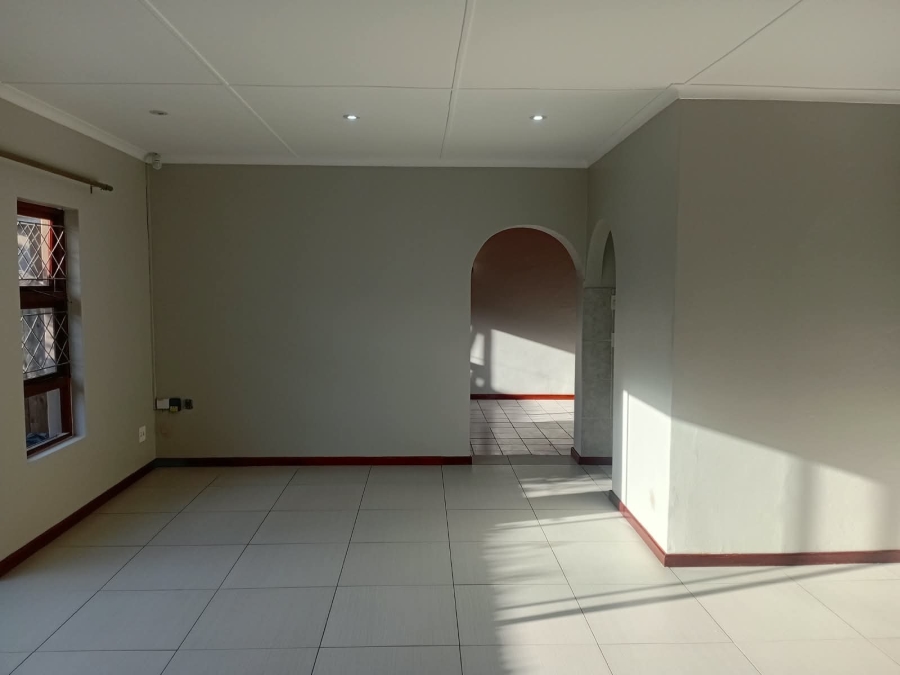 To Let 4 Bedroom Property for Rent in Bonza Bay Eastern Cape